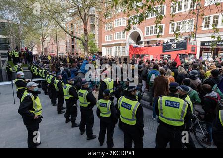 LONDON, GROSSBRITANNIEN - 01. Mai 2021: Polizeibeamte stehen vor dem Hauptquartier des Innenministeriums im Zentrum von London während des protestmarsches „Kill the Bill“ gegen das Gesetz der Regierung zu Polizei, Kriminalität, Verurteilung und Gerichten (PCSC-Gesetz), Das würde Polizeibeamten und dem Innenminister neue Befugnisse geben, um Proteste und öffentliche Prozessionen unter Bedingungen zu stellen, und zwar am 01. Mai 2021 in London, England. Der Protest, der von einer Koalition verschiedener Gruppen organisiert wird, darunter Black Lives Matter und Women’s Strike Assembly, ist Teil eines nationalen Aktionstages mit mindestens 46 Protesten in ganz Großbritannien an I Stockfoto