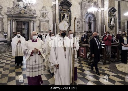 Ein Moment der Zeremonie der Übersetzung der Reliquien des heiligen Gennaro, um den Jahrestag des ersten Wunders des Jahres des Heiligen zu feiern, ein Ereignis, das vom neuen Erzbischof von Neapel Domenico Battaglia in der Kathedrale von Neapel am 1. Mai 2021 gefeiert wurde. Es ist das zweite Mal in Folge, dass das Wunder des schutzpatrons von Neapel San Gennaro nicht auftritt, früher war es im Dezember 2020. (Foto von Manuel Dorati/NurPhoto) Stockfoto