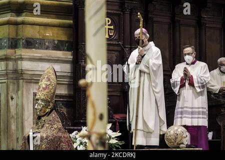 Ein Moment der Zeremonie der Übersetzung der Reliquien des heiligen Gennaro, um den Jahrestag des ersten Wunders des Jahres des Heiligen zu feiern, ein Ereignis, das vom neuen Erzbischof von Neapel Domenico Battaglia in der Kathedrale von Neapel am 1. Mai 2021 gefeiert wurde. Es ist das zweite Mal in Folge, dass das Wunder des schutzpatrons von Neapel San Gennaro nicht auftritt, früher war es im Dezember 2020. (Foto von Manuel Dorati/NurPhoto) Stockfoto