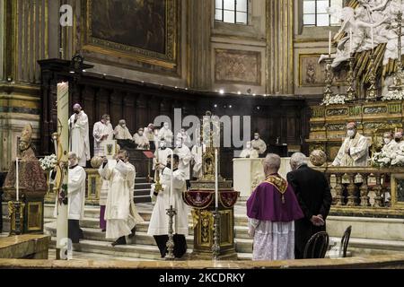 Ein Moment der Zeremonie der Übersetzung der Reliquien des heiligen Gennaro, um den Jahrestag des ersten Wunders des Jahres des Heiligen zu feiern, ein Ereignis, das vom neuen Erzbischof von Neapel Domenico Battaglia in der Kathedrale von Neapel am 1. Mai 2021 gefeiert wurde. Es ist das zweite Mal in Folge, dass das Wunder des schutzpatrons von Neapel San Gennaro nicht auftritt, früher war es im Dezember 2020. (Foto von Manuel Dorati/NurPhoto) Stockfoto