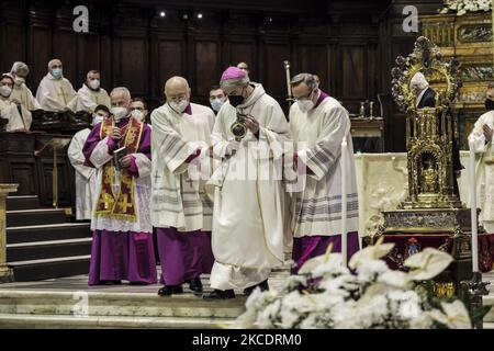 Ein Moment der Zeremonie der Übersetzung der Reliquien des heiligen Gennaro, um den Jahrestag des ersten Wunders des Jahres des Heiligen zu feiern, ein Ereignis, das vom neuen Erzbischof von Neapel Domenico Battaglia in der Kathedrale von Neapel am 1. Mai 2021 gefeiert wurde. Es ist das zweite Mal in Folge, dass das Wunder des schutzpatrons von Neapel San Gennaro nicht auftritt, früher war es im Dezember 2020. (Foto von Manuel Dorati/NurPhoto) Stockfoto