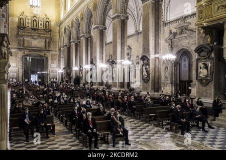 Ein Moment der Zeremonie der Übersetzung der Reliquien des heiligen Gennaro, um den Jahrestag des ersten Wunders des Jahres des Heiligen zu feiern, ein Ereignis, das vom neuen Erzbischof von Neapel Domenico Battaglia in der Kathedrale von Neapel am 1. Mai 2021 gefeiert wurde. Es ist das zweite Mal in Folge, dass das Wunder des schutzpatrons von Neapel San Gennaro nicht auftritt, früher war es im Dezember 2020. (Foto von Manuel Dorati/NurPhoto) Stockfoto