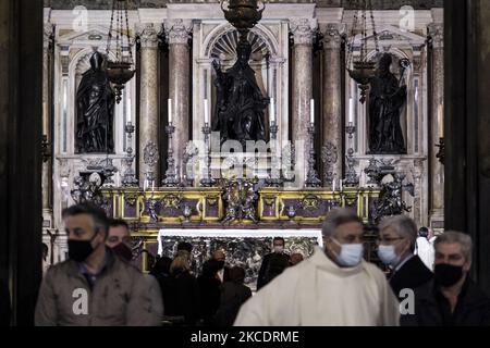 Ein Moment der Zeremonie der Übersetzung der Reliquien des heiligen Gennaro, um den Jahrestag des ersten Wunders des Jahres des Heiligen zu feiern, ein Ereignis, das vom neuen Erzbischof von Neapel Domenico Battaglia in der Kathedrale von Neapel am 1. Mai 2021 gefeiert wurde. Es ist das zweite Mal in Folge, dass das Wunder des schutzpatrons von Neapel San Gennaro nicht auftritt, früher war es im Dezember 2020. (Foto von Manuel Dorati/NurPhoto) Stockfoto