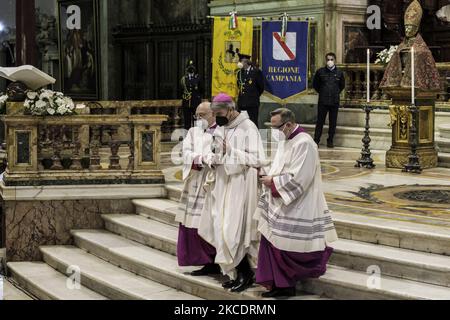 Ein Moment der Zeremonie der Übersetzung der Reliquien des heiligen Gennaro, um den Jahrestag des ersten Wunders des Jahres des Heiligen zu feiern, ein Ereignis, das vom neuen Erzbischof von Neapel Domenico Battaglia in der Kathedrale von Neapel am 1. Mai 2021 gefeiert wurde. Es ist das zweite Mal in Folge, dass das Wunder des schutzpatrons von Neapel San Gennaro nicht auftritt, früher war es im Dezember 2020. (Foto von Manuel Dorati/NurPhoto) Stockfoto