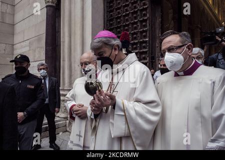 Ein Moment der Zeremonie der Übersetzung der Reliquien des heiligen Gennaro, um den Jahrestag des ersten Wunders des Jahres des Heiligen zu feiern, ein Ereignis, das vom neuen Erzbischof von Neapel Domenico Battaglia in der Kathedrale von Neapel am 1. Mai 2021 gefeiert wurde. Es ist das zweite Mal in Folge, dass das Wunder des schutzpatrons von Neapel San Gennaro nicht auftritt, früher war es im Dezember 2020. (Foto von Manuel Dorati/NurPhoto) Stockfoto