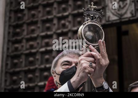 Ein Moment der Zeremonie der Übersetzung der Reliquien des heiligen Gennaro, um den Jahrestag des ersten Wunders des Jahres des Heiligen zu feiern, ein Ereignis, das vom neuen Erzbischof von Neapel Domenico Battaglia in der Kathedrale von Neapel am 1. Mai 2021 gefeiert wurde. Es ist das zweite Mal in Folge, dass das Wunder des schutzpatrons von Neapel San Gennaro nicht auftritt, früher war es im Dezember 2020. (Foto von Manuel Dorati/NurPhoto) Stockfoto