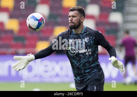 Ben Foster von Watford wärmt sich während des Sky Bet Championship-Spiels zwischen Brentford und Watford im Brentford Community Stadium, Brentford, am Samstag, dem 1.. Mai 2021, auf. (Foto von Federico Maranesi/MI News/NurPhoto) Stockfoto