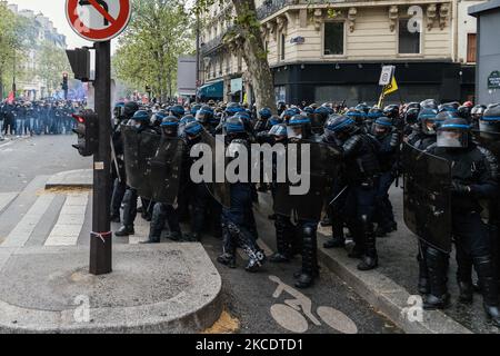 Bereitschaftspolizei während einer Demonstration anlässlich des Internationalen Arbeitertages in Paris, Frankreich, am 1. Mai 2021. (Foto von Jerome Gilles/NurPhoto) Stockfoto