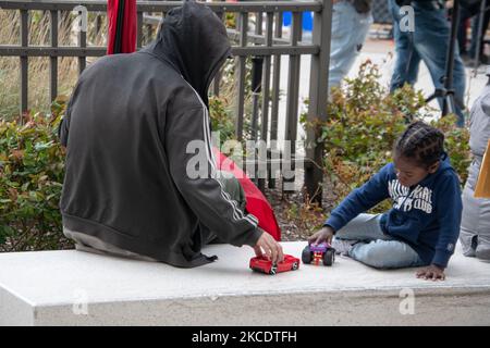 Ein Protestant spielt am 1. Mai 2021 mit einem kleinen Kind Autos, als Detroit-Aktivisten mehrere Veranstaltungen zu Demonstrationen am 1. Mai veranstalteten, um Frustrationen über Arbeitnehmerrechte und soziale Ungerechtigkeiten im in- und Ausland zum Ausdruck zu bringen, später an einer separaten Kundgebung und einem marsch, der für Gerechtigkeit für Ma’Khia Bryant aufrief, Eine 16-jährige schwarze Frau, die von der Polizei in Columbus, Ohio, getötet wurde. (Foto von Adam J. Dewey/NurPhoto) Stockfoto