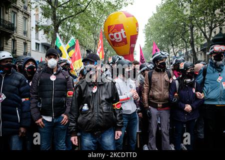 Der Sicherheitsdienst der CGT schützt den Gewerkschaftszug vor Gewalt im Vorfeld der Demonstration zwischen Polizisten und radikalen Aktivisten. Die traditionelle Maidemonstration in Paris versammelte mehrere Tausend Menschen, um trotz der derzeit geltenden Gesundheitsbeschränkungen zwischen dem Place de la Républiques und dem Place de la Nation zu marschieren, nachdem die wichtigsten Gewerkschaften (CGT, FO, FSU, Solidarires...) dazu aufrufend waren. Die Demonstration wurde schnell durch Gewalt zwischen dem schwarzen Block und der Polizei getrübt. (Foto von Samuel Boivin/NurPhoto) Stockfoto