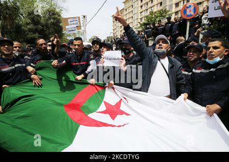 Mitglieder der algerischen Katastrophenschutzbewegung marschieren am 2. Mai 2021 in Richtung des Hauptquartiers des Dienstes in der Hauptstadt Algier, um gegen die Inhaftierung ihres Vertreters durch die Polizei während einer früheren Demonstration zu protestieren, die bessere Arbeitsbedingungen forderte (Foto: Bilral Bensalem/NurPhoto) Stockfoto