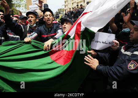 Mitglieder der algerischen Katastrophenschutzbewegung marschieren am 2. Mai 2021 in Richtung des Hauptquartiers des Dienstes in der Hauptstadt Algier, um gegen die Inhaftierung ihres Vertreters durch die Polizei während einer früheren Demonstration zu protestieren, die bessere Arbeitsbedingungen forderte (Foto: Bilral Bensalem/NurPhoto) Stockfoto