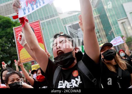 Über eintausend Burmesen halten Porträts von Aung San Suu Kyi, zeigen einen dreifingigen Gruß, winken Myanmar-Fahnen und singen Slogans in der Nähe der Taipei 101, die während einer Demonstration gegen den anhaltenden Militärputsch und die Diktatur in Myanmar, in Taipei, Taiwan, am 2. Mai 2021, errichtet wurde. Die Gruppe ruft dazu auf, der internationalen Gemeinschaft, einschließlich der ASEAN-Länder, mehr Aufmerksamkeit für die Situation zu schenken und solidarisch mit den prodemokratischen Demonstranten zu sein. (Foto von Ceng Shou Yi/NurPhoto) Stockfoto