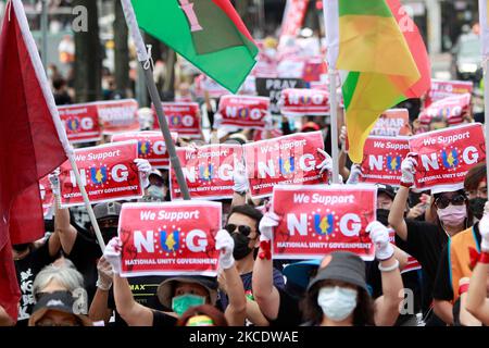 Über eintausend Burmesen halten Porträts von Aung San Suu Kyi, zeigen einen dreifingigen Gruß, winken Myanmar-Fahnen und singen Slogans in der Nähe der Taipei 101, die während einer Demonstration gegen den anhaltenden Militärputsch und die Diktatur in Myanmar, in Taipei, Taiwan, am 2. Mai 2021, errichtet wurde. Die Gruppe ruft dazu auf, der internationalen Gemeinschaft, einschließlich der ASEAN-Länder, mehr Aufmerksamkeit für die Situation zu schenken und solidarisch mit den prodemokratischen Demonstranten zu sein. (Foto von Ceng Shou Yi/NurPhoto) Stockfoto