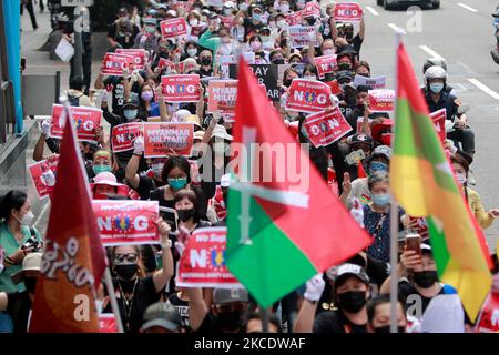 Über eintausend Burmesen halten Porträts von Aung San Suu Kyi, zeigen einen dreifingigen Gruß, winken Myanmar-Fahnen und singen Slogans in der Nähe der Taipei 101, die während einer Demonstration gegen den anhaltenden Militärputsch und die Diktatur in Myanmar, in Taipei, Taiwan, am 2. Mai 2021, errichtet wurde. Die Gruppe ruft dazu auf, der internationalen Gemeinschaft, einschließlich der ASEAN-Länder, mehr Aufmerksamkeit für die Situation zu schenken und solidarisch mit den prodemokratischen Demonstranten zu sein. (Foto von Ceng Shou Yi/NurPhoto) Stockfoto