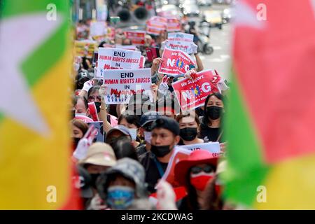 Über eintausend Burmesen halten Porträts von Aung San Suu Kyi, zeigen einen dreifingigen Gruß, winken Myanmar-Fahnen und singen Slogans in der Nähe der Taipei 101, die während einer Demonstration gegen den anhaltenden Militärputsch und die Diktatur in Myanmar, in Taipei, Taiwan, am 2. Mai 2021, errichtet wurde. Die Gruppe ruft dazu auf, der internationalen Gemeinschaft, einschließlich der ASEAN-Länder, mehr Aufmerksamkeit für die Situation zu schenken und solidarisch mit den prodemokratischen Demonstranten zu sein. (Foto von Ceng Shou Yi/NurPhoto) Stockfoto