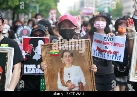 Über eintausend Burmesen halten Porträts von Aung San Suu Kyi, zeigen einen dreifingigen Gruß, winken Myanmar-Fahnen und singen Slogans in der Nähe der Taipei 101, die während einer Demonstration gegen den anhaltenden Militärputsch und die Diktatur in Myanmar, in Taipei, Taiwan, am 2. Mai 2021, errichtet wurde. Die Gruppe ruft dazu auf, der internationalen Gemeinschaft, einschließlich der ASEAN-Länder, mehr Aufmerksamkeit für die Situation zu schenken und solidarisch mit den prodemokratischen Demonstranten zu sein. (Foto von Ceng Shou Yi/NurPhoto) Stockfoto