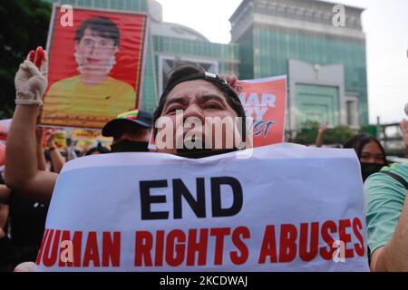 Über eintausend Burmesen halten Porträts von Aung San Suu Kyi, zeigen einen dreifingigen Gruß, winken Myanmar-Fahnen und singen Slogans in der Nähe der Taipei 101, die während einer Demonstration gegen den anhaltenden Militärputsch und die Diktatur in Myanmar, in Taipei, Taiwan, am 2. Mai 2021, errichtet wurde. Die Gruppe ruft dazu auf, der internationalen Gemeinschaft, einschließlich der ASEAN-Länder, mehr Aufmerksamkeit für die Situation zu schenken und solidarisch mit den prodemokratischen Demonstranten zu sein. (Foto von Ceng Shou Yi/NurPhoto) Stockfoto