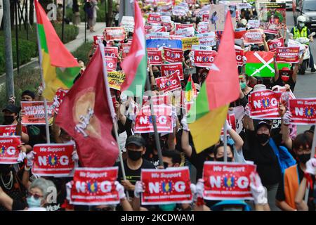 Über eintausend Burmesen halten Porträts von Aung San Suu Kyi, zeigen einen dreifingigen Gruß, winken Myanmar-Fahnen und singen Slogans in der Nähe der Taipei 101, die während einer Demonstration gegen den anhaltenden Militärputsch und die Diktatur in Myanmar, in Taipei, Taiwan, am 2. Mai 2021, errichtet wurde. Die Gruppe ruft dazu auf, der internationalen Gemeinschaft, einschließlich der ASEAN-Länder, mehr Aufmerksamkeit für die Situation zu schenken und solidarisch mit den prodemokratischen Demonstranten zu sein. (Foto von Ceng Shou Yi/NurPhoto) Stockfoto