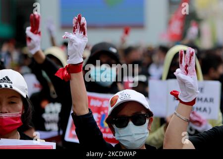 Über eintausend Burmesen halten Porträts von Aung San Suu Kyi, zeigen einen dreifingigen Gruß, winken Myanmar-Fahnen und singen Slogans in der Nähe der Taipei 101, die während einer Demonstration gegen den anhaltenden Militärputsch und die Diktatur in Myanmar, in Taipei, Taiwan, am 2. Mai 2021, errichtet wurde. Die Gruppe ruft dazu auf, der internationalen Gemeinschaft, einschließlich der ASEAN-Länder, mehr Aufmerksamkeit für die Situation zu schenken und solidarisch mit den prodemokratischen Demonstranten zu sein. (Foto von Ceng Shou Yi/NurPhoto) Stockfoto