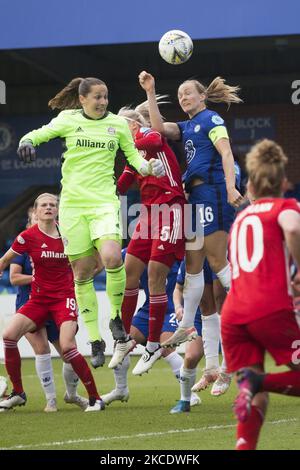 Hanna Glas (Bayern München) und Magdalena Eriksson (FC Chelsea) kämpfen für den Ball während der UEFA 2020-21 Womenâ €™s Champions League-Spiel zwischen Chelsea FC und Bayern München in Kingsmeadow. (Foto von Federico Guerra Moran/NurPhoto) Stockfoto