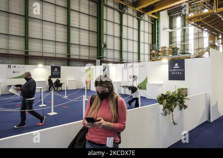 Das Covid-19-Impfzentrum im Atitech-Hangar am Capodichino International Airport in Neapel am 2. Mai 2021. Das Covid-19-Impfzentrum in Capodichino wurde auf einem 10.000 Quadratmeter großen Grundstück errichtet, das Atitech am Capodichino International Airport in Neapel kostenlos zur Verfügung stellte. Das Zentrum wird mehr als 6.000 Impfungen pro Tag für die Nutzer der ASL Napoli 1 Centro, Napoli 2 Nord und Napoli 3 Sud garantieren. (Foto von Manuel Dorati/NurPhoto) Stockfoto