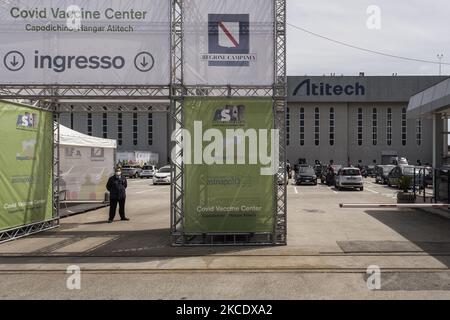 Das Covid-19-Impfzentrum im Atitech-Hangar am Capodichino International Airport in Neapel am 2. Mai 2021. Das Covid-19-Impfzentrum in Capodichino wurde auf einem 10.000 Quadratmeter großen Grundstück errichtet, das Atitech am Capodichino International Airport in Neapel kostenlos zur Verfügung stellte. Das Zentrum wird mehr als 6.000 Impfungen pro Tag für die Nutzer der ASL Napoli 1 Centro, Napoli 2 Nord und Napoli 3 Sud garantieren. (Foto von Manuel Dorati/NurPhoto) Stockfoto