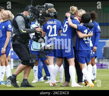 Chelsea Ladies Head Coach Emma Hayes feiert mit den Chelsea Ladies Sophie ingle und Chelsea Ladies Ji so Yun während des Halbfinales der Champions League 2. zwischen den Chelsea Women und den FC Bayern Mnchen Ladies am 02.. Mai 2021 in Kingsmeadow, Kingston upon Thames (Foto by Action Foto Sport/NurPhoto) Stockfoto