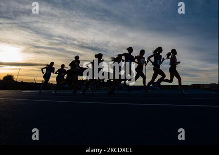 Athleten beim 10.000-Meter-Rennen bei den nationalen Meisterschaften im Mario Saverio Cozzoli-Stadion in Molfetta am 2. Mai 2021. In Molfetta treten die besten italienischen Athleten und Athleten bei den absoluten und vielversprechenden italienischen Meisterschaften über 10.000 Meter im neuen Stadion an, das nach Mario Saverio Cozzoli benannt wurde, dem ehemaligen Austragungsort der Tricolor-Winterstarts im Februar (Foto by Davide Pischettola/NurPhoto) Stockfoto