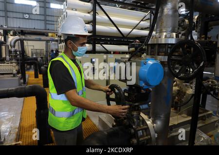 Am 3. Mai 2021 arbeitet ein palästinensischer Ingenieur in einer Fabrik, um Meerwasser in Süßwasser umzuwandeln. (Foto von Majdi Fathi/NurPhoto) Stockfoto