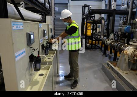 Am 3. Mai 2021 arbeitet ein palästinensischer Ingenieur in einer Fabrik, um Meerwasser in Süßwasser umzuwandeln. (Foto von Majdi Fathi/NurPhoto) Stockfoto