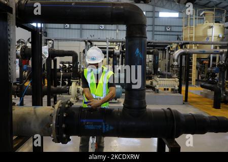 Am 3. Mai 2021 arbeitet ein palästinensischer Ingenieur in einer Fabrik, um Meerwasser in Süßwasser umzuwandeln. (Foto von Majdi Fathi/NurPhoto) Stockfoto