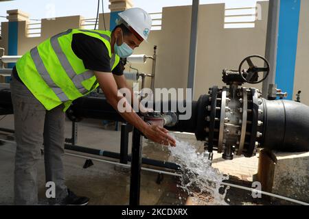 Am 3. Mai 2021 arbeitet ein palästinensischer Ingenieur in einer Fabrik, um Meerwasser in Süßwasser umzuwandeln. (Foto von Majdi Fathi/NurPhoto) Stockfoto