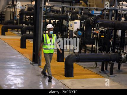 Am 3. Mai 2021 arbeitet ein palästinensischer Ingenieur in einer Fabrik, um Meerwasser in Süßwasser umzuwandeln. (Foto von Majdi Fathi/NurPhoto) Stockfoto