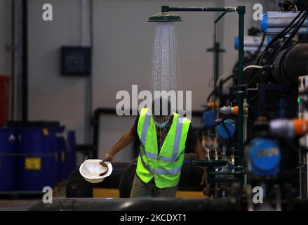 Am 3. Mai 2021 arbeitet ein palästinensischer Ingenieur in einer Fabrik, um Meerwasser in Süßwasser umzuwandeln. (Foto von Majdi Fathi/NurPhoto) Stockfoto