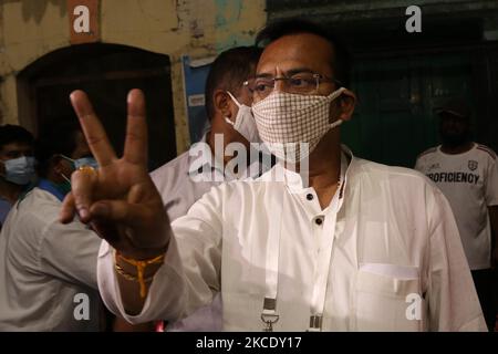 Aroop Biswas TMC Tllygunge Assembly Candidate showing victory Singh after the win ..,Supporters of Trinamool Congress (TMC) Party feiern die Führung ihrer Partei in den West Bengalen Staat Parlamentswahlen während der laufenden Zählung Prozess in Kalkata am 2. Mai 2021. (Foto von Debajyoti Chakraborty/NurPhoto) Stockfoto