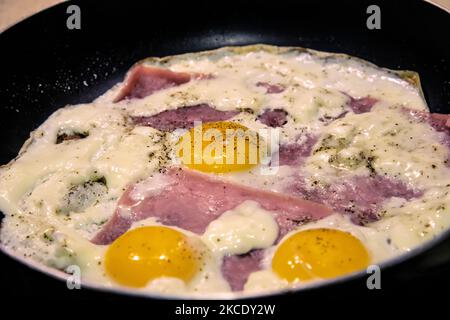 Hausgemachte gebratene Eier und Schinken. Stockfoto