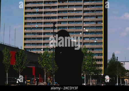 Ein Mann geht am 3. Mai 2021 am Hochhaus im Kölner Stadtteil Chorweiler vorbei, da Chorweiler zu den Stadtvierteln mit der höchsten Infektionsrate gehört (Foto: Ying Tang/NurPhoto) Stockfoto