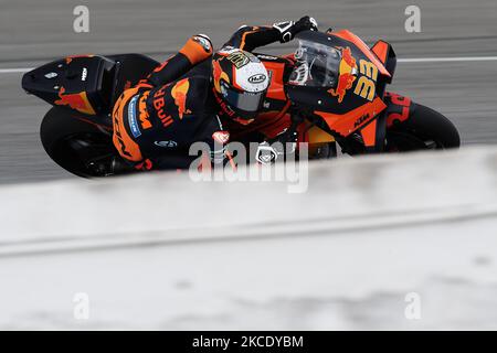 Brad Binder (33) aus Südafrika und Red Bull KTM Factory Racing während des MotoGP-Testtages am Circuito de Jerez - Angel Nieto am 3. Mai 2021 in Jerez de la Frontera, Spanien. (Foto von Jose Breton/Pics Action/NurPhoto) Stockfoto