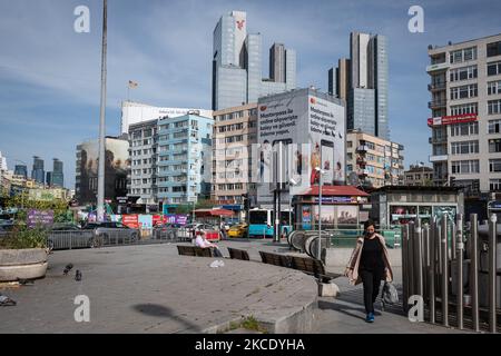 Am 4. Mai 2021 begannen die Bewohner von Istanbul, Türkei, die Arbeitswoche unter strengen Covid-19-Ausgangssperren, die die soziale Distanzierung fördern und viele Arbeitnehmer zu Hause halten sollten, um einen Anstieg der Coronavirus-Fälle zu reduzieren. Oben laufen Fußgänger in leeren Straßen im Sisli-Viertel der Stadt. (Foto von Diego Cupolo/NurPhoto) Stockfoto