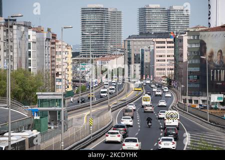 Am 4. Mai 2021 begannen die Bewohner von Istanbul, Türkei, die Arbeitswoche unter strengen Covid-19-Ausgangssperren, die die soziale Distanzierung fördern und viele Arbeitnehmer zu Hause halten sollten, um einen Anstieg der Coronavirus-Fälle zu reduzieren. Darüber hinaus verlangsamen Autos bei leichtem Verkehr im Sisli-Viertel der Stadt. (Foto von Diego Cupolo/NurPhoto) Stockfoto