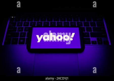 Yahoo! Das Logo ist auf einem Telefonbildschirm in dieser Abbildung zu sehen, die am 3. Mai 2021 in Krakau, Polen, aufgenommen wurde. (Foto-Illustration von Jakub Porzycki/NurPhoto) Stockfoto