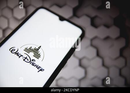 In dieser Fotolillustration ist ein Walt Disney Logo zu sehen, das am 3. Mai 2021 auf einem Smartphone-Bildschirm in Athen, Griechenland, zu sehen ist. (Foto-Illustration von Nikolas Kokovlis/NurPhoto) Stockfoto