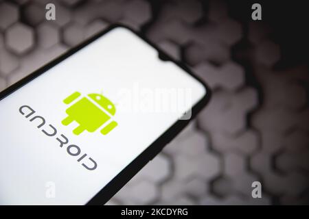 In dieser Abbildung ist ein Android-Logo zu sehen, das am 3. Mai 2021 auf einem Smartphone-Bildschirm in Athen, Griechenland, angezeigt wird. (Foto-Illustration von Nikolas Kokovlis/NurPhoto) Stockfoto