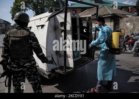 Ein NGO-Arbeiter desinfiziert am 03. Mai 2021 ein Fahrzeug der indischen Streitkräfte in Srinagar, dem indischen Kaschmir. Jammu und Kaschmir verzeichnen 51 Todesfälle, was die höchste Zahl von Covid-19-Todesfällen in der Region darstellt. Indien meldete jedoch fast 370.000 neue Covid-19-Fälle und 3421 neue Todesfälle. (Foto von Muzamil Mattoo/NurPhoto) Stockfoto