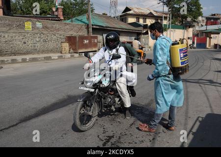 Ein NGO-Mitarbeiter desinfiziert am 03. Mai 2021 ein Fahrzeug in Srinagar, dem indischen Kaschmir. Jammu und Kaschmir verzeichnen 51 Todesfälle, was die höchste Zahl von Covid-19-Todesfällen in der Region darstellt. Indien meldete jedoch fast 370.000 neue Covid-19-Fälle und 3421 neue Todesfälle. (Foto von Muzamil Mattoo/NurPhoto) Stockfoto