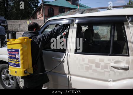 Ein NGO-Mitarbeiter desinfiziert am 03. Mai 2021 ein Fahrzeug in Srinagar, dem indischen Kaschmir. Jammu und Kaschmir verzeichnen 51 Todesfälle, was die höchste Zahl von Covid-19-Todesfällen in der Region darstellt. Indien meldete jedoch fast 370.000 neue Covid-19-Fälle und 3421 neue Todesfälle. (Foto von Muzamil Mattoo/NurPhoto) Stockfoto