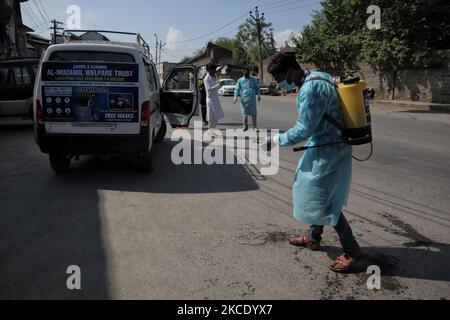 NGO-Mitarbeiter bereiten sich darauf vor, die Fahrzeuge in Srinagar, dem indischen Kaschmir, am 03. Mai 2021 zu desinfizieren. Jammu und Kaschmir verzeichnen 51 Todesfälle, was die höchste Zahl von Covid-19-Todesfällen in der Region darstellt. Indien meldete jedoch fast 370.000 neue Covid-19-Fälle und 3421 neue Todesfälle. (Foto von Muzamil Mattoo/NurPhoto) Stockfoto