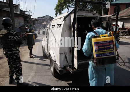 NGO-Mitarbeiter desinfizieren am 03. Mai 2021 ein Fahrzeug der indischen Streitkräfte in Srinagar, dem von Indien verwalteten Kaschmir. Jammu und Kaschmir verzeichnen 51 Todesfälle, was die höchste Zahl von Covid-19-Todesfällen in der Region darstellt. Indien meldete jedoch fast 370.000 neue Covid-19-Fälle und 3421 neue Todesfälle. (Foto von Muzamil Mattoo/NurPhoto) Stockfoto