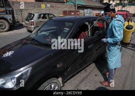 Ein NGO-Mitarbeiter desinfiziert am 03. Mai 2021 ein Fahrzeug in Srinagar, dem indischen Kaschmir. Jammu und Kaschmir verzeichnen 51 Todesfälle, was die höchste Zahl von Covid-19-Todesfällen in der Region darstellt. Indien meldete jedoch fast 370.000 neue Covid-19-Fälle und 3421 neue Todesfälle. (Foto von Muzamil Mattoo/NurPhoto) Stockfoto